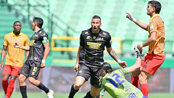 Bucaramanga celebró gol de Pons a Pereira, que pidió fuera de lugar Bucaramanga celebró gol de Pons a Pereira, que pidió fuera de lugar