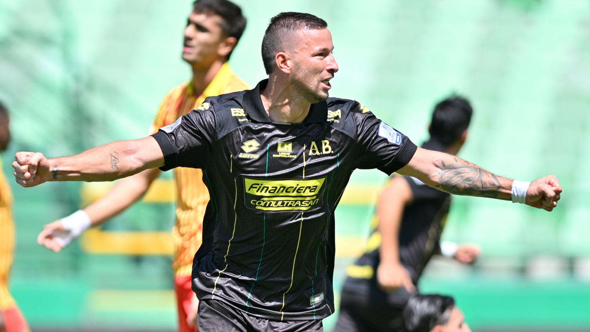 Pereira cometió varios fallos y Bucaramanga lo castigó (Resumen) - VizzorImage