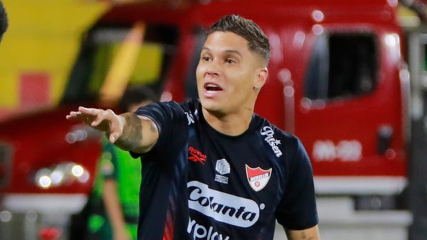 Juan Fernando Quintero recibió botellazo en Bucaramanga vs. Medellín Juan Fernando Quintero recibió botellazo en Bucaramanga vs. Medellín