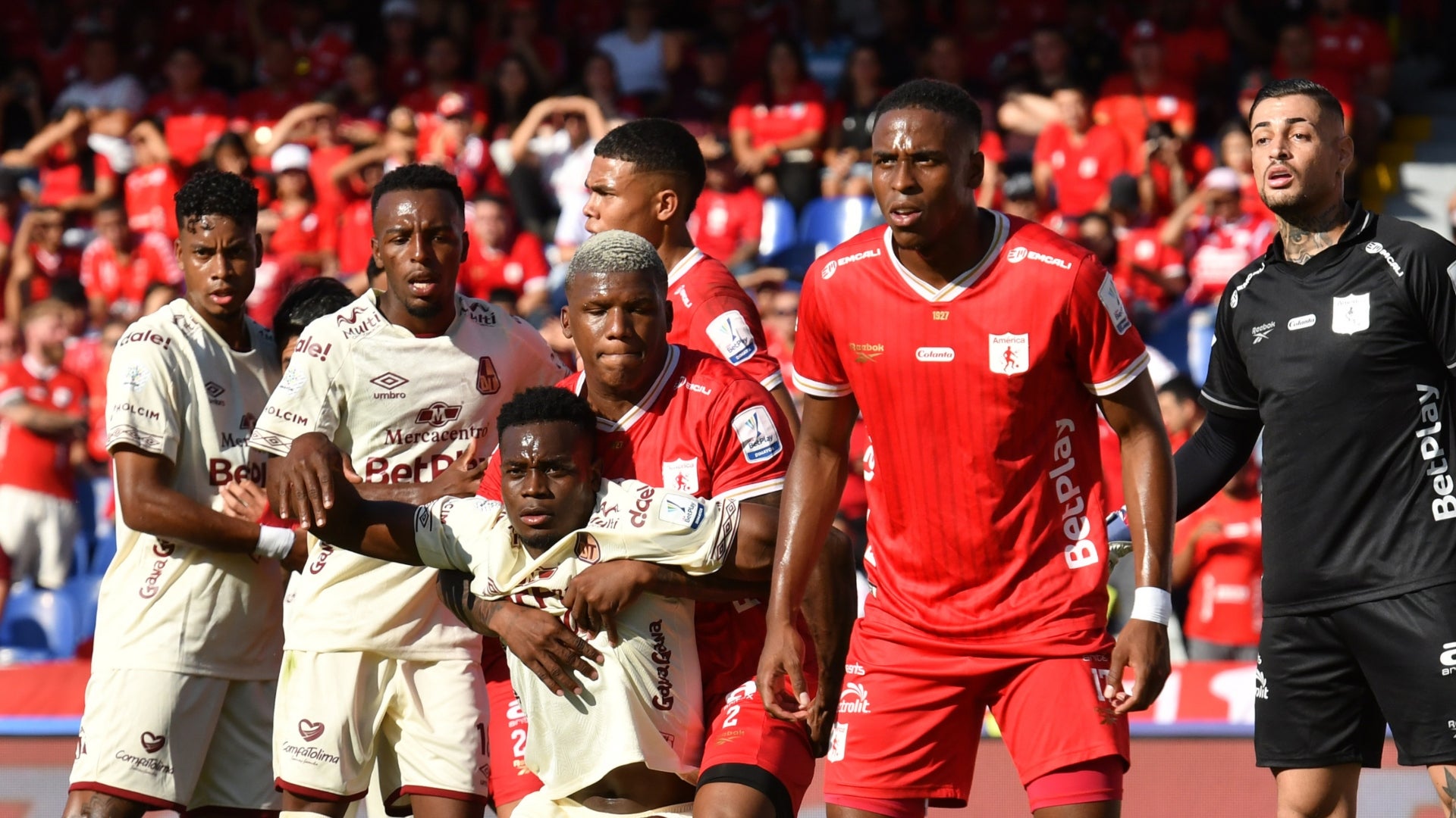 América visita a Tolima y hay nuevas noticias para las hinchadas - VizzorImage