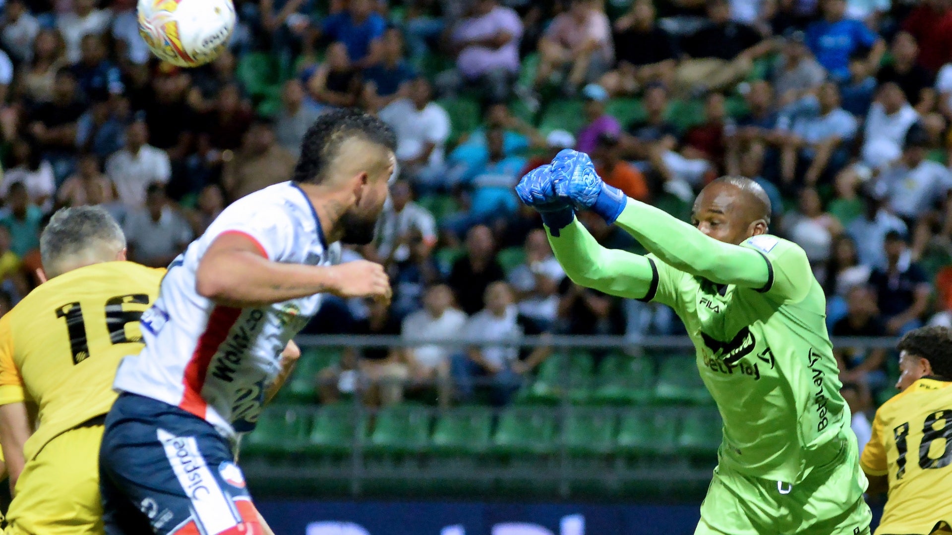 Santa Fe se salvó por centímetros de golazo de Alianza Valledupar - VizzorImage