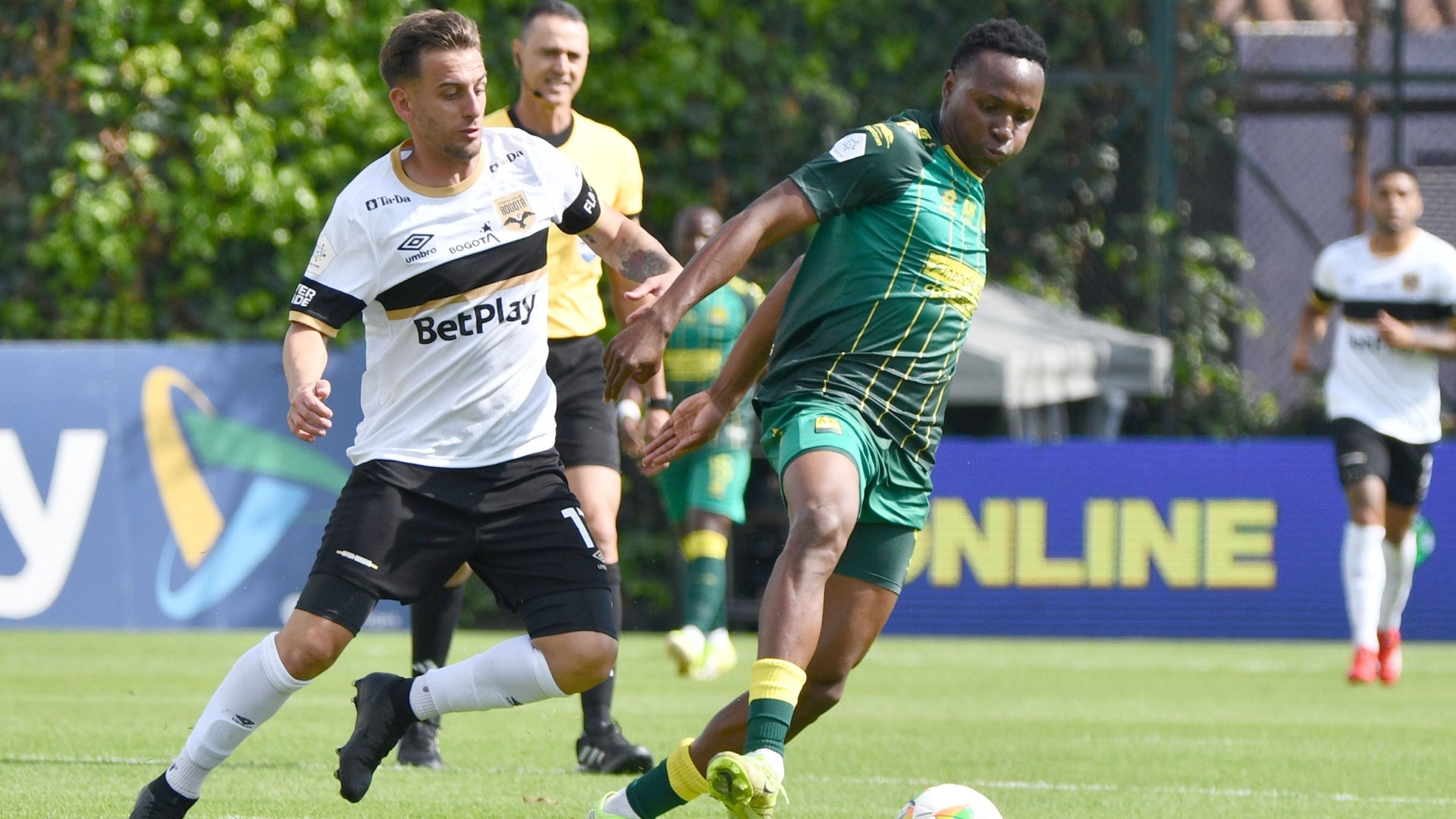 Bucaramanga huele el gol por fallos defensivos en Inter Bogotá - VizzorImage