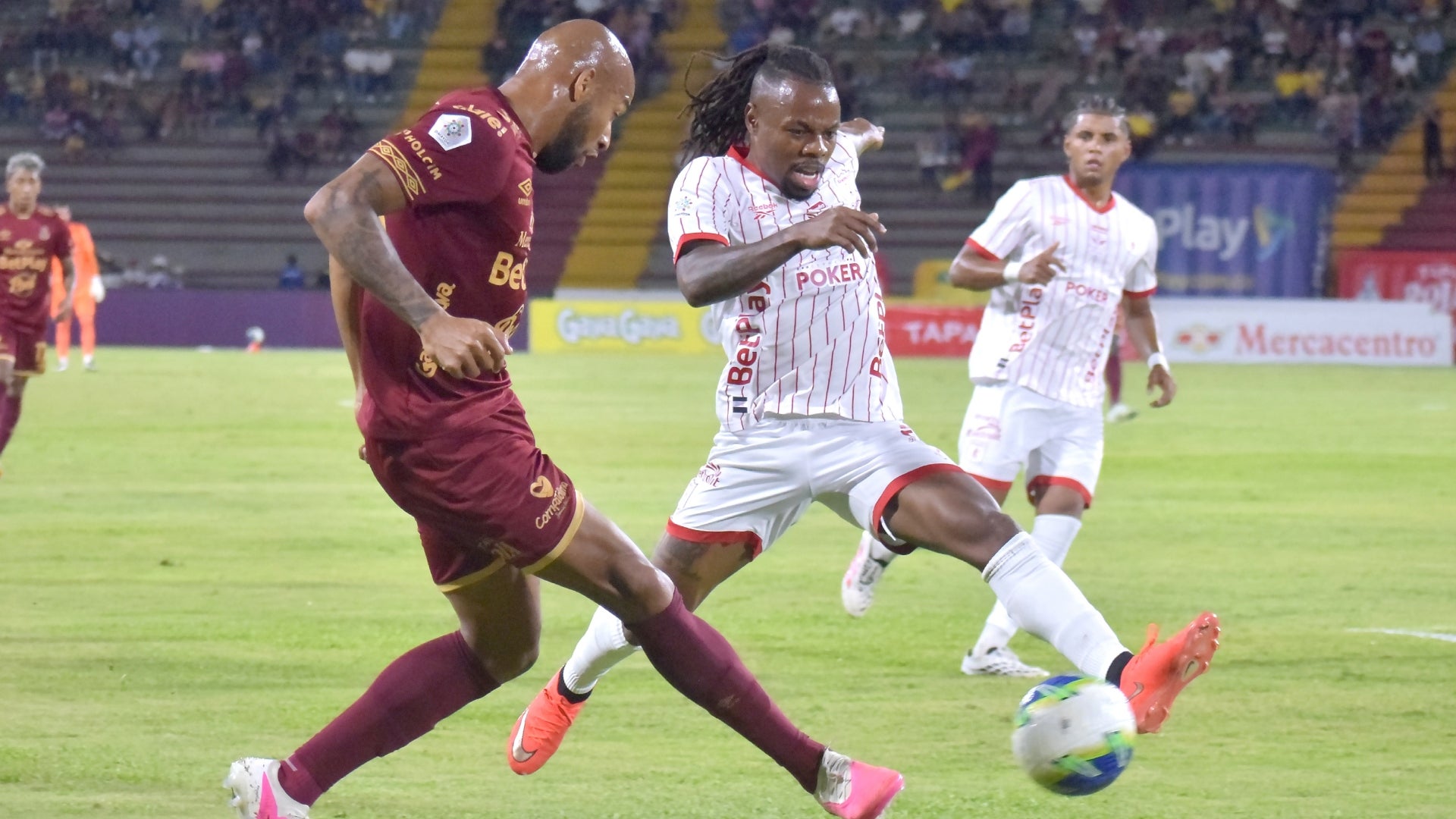 América se quedó con 10 vs. Tolima por expulsión de Jhon Murillo - VizzorImage