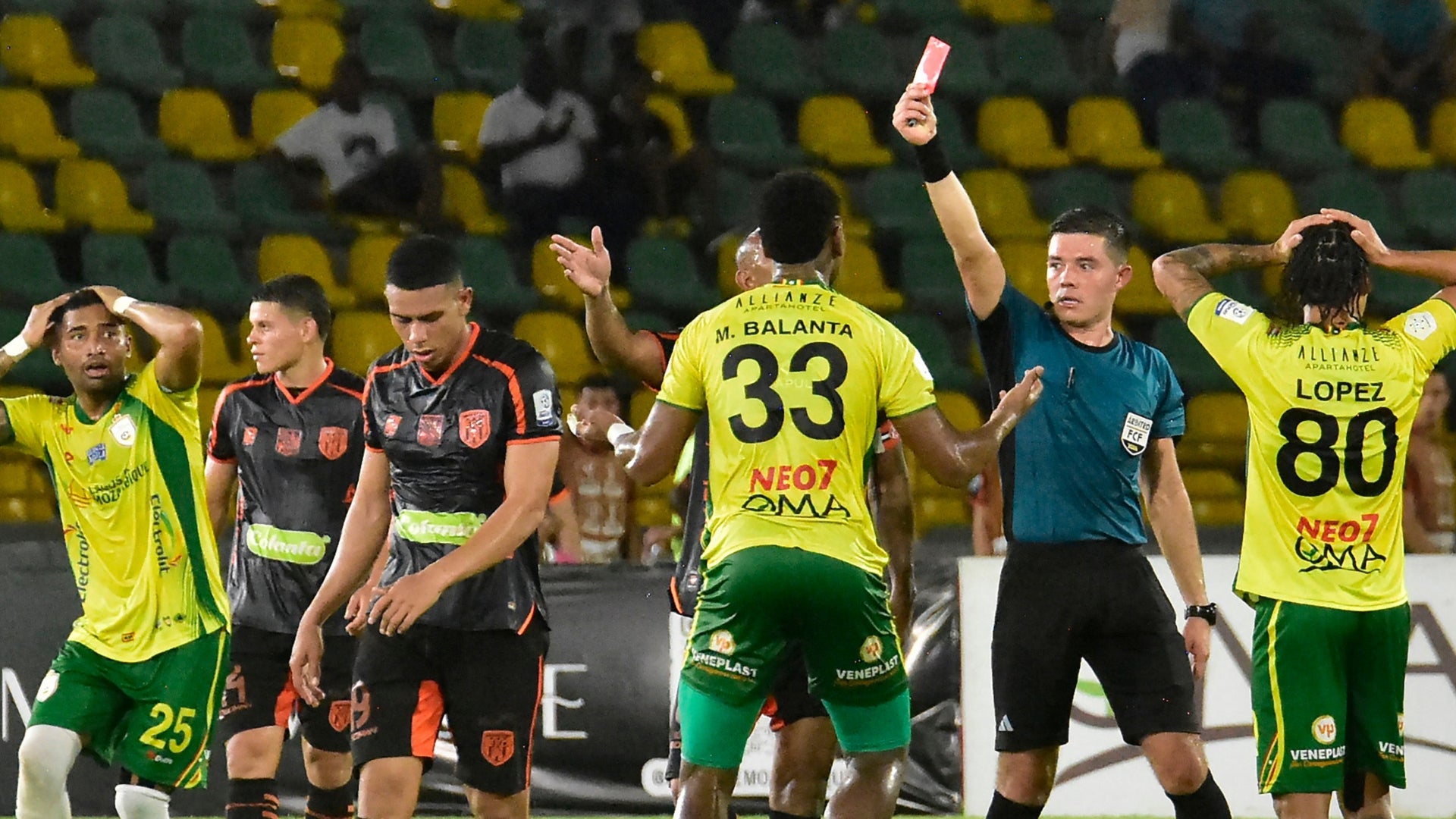 Real Cartagena vs. Envigado, marcado por estas tres expulsiones por roja directa - VizzorImage