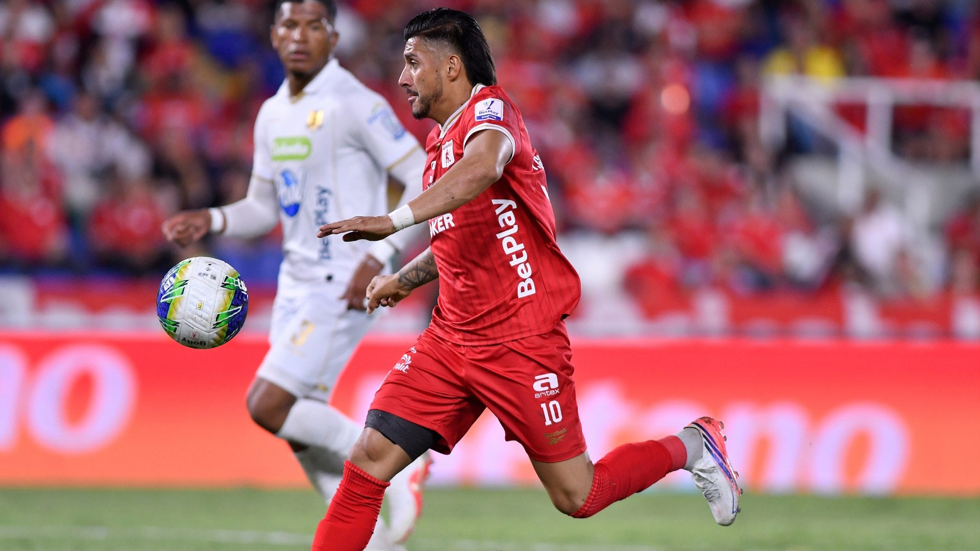 América casi anota un autogol ante Águilas
