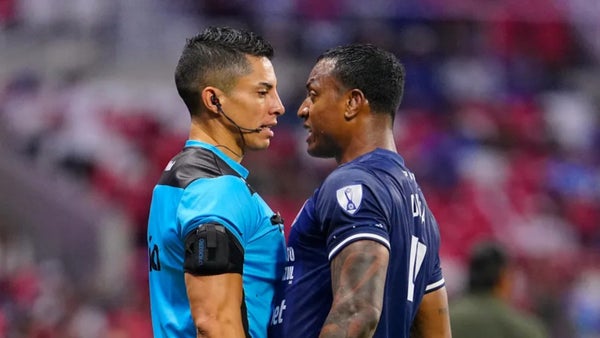 Willer Ditta podría recibir sanción en México tras empujar a árbitro Willer Ditta podría recibir sanción en México tras empujar a árbitro