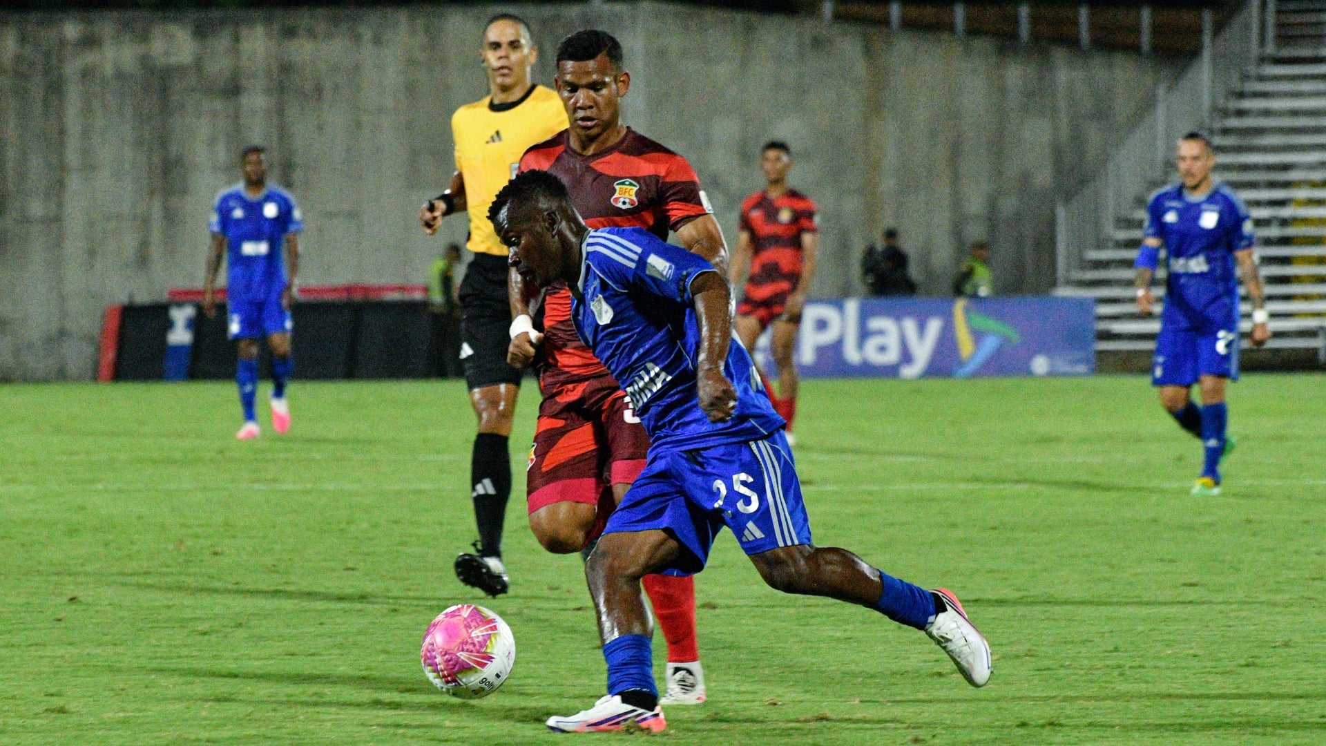 Carlos Antonio Vélez cuestionó a Millonarios tras la eliminación en Copa BetPlay - VizzorImage