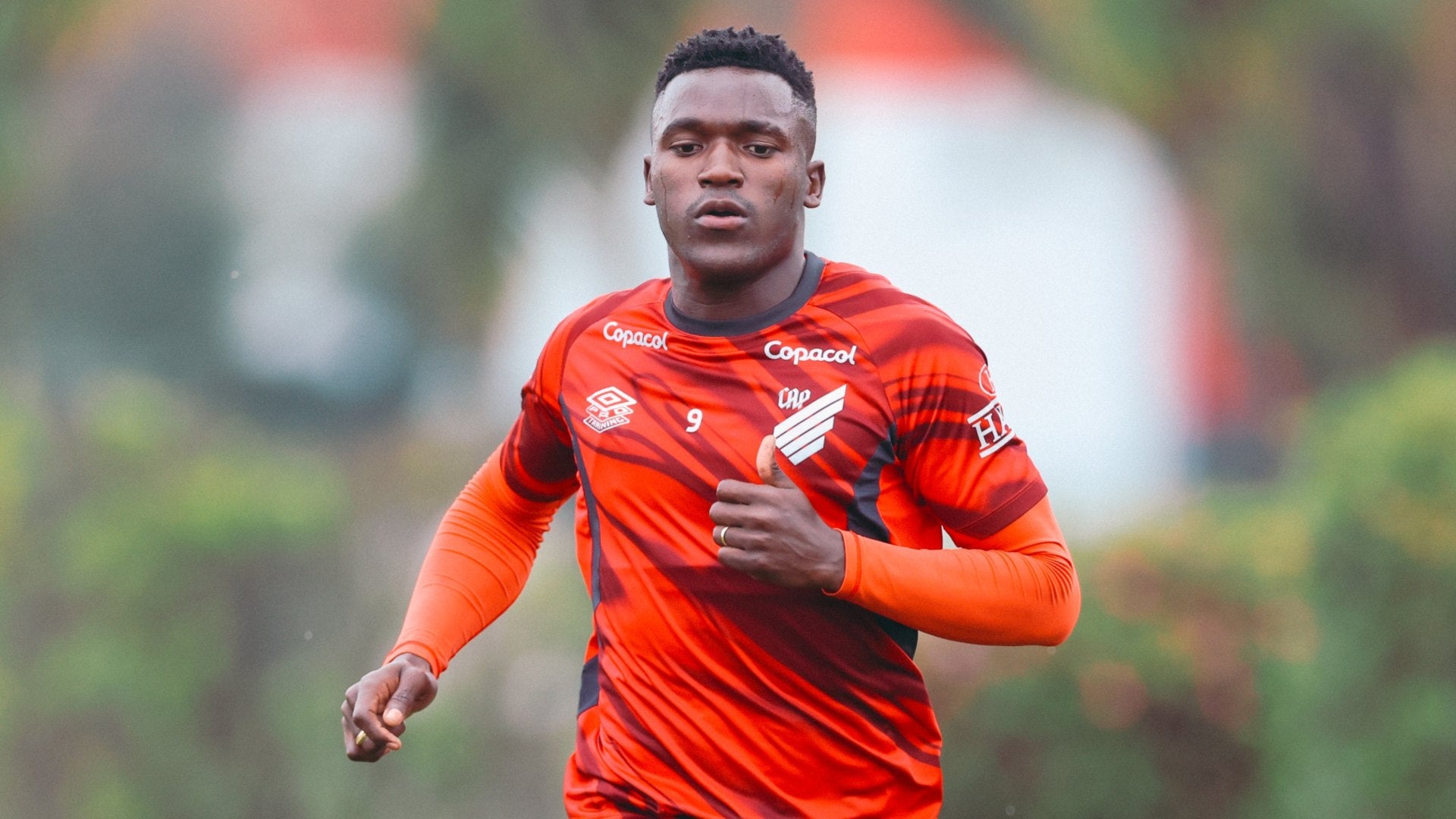 Viveros anotó un nuevo gol con paranaense