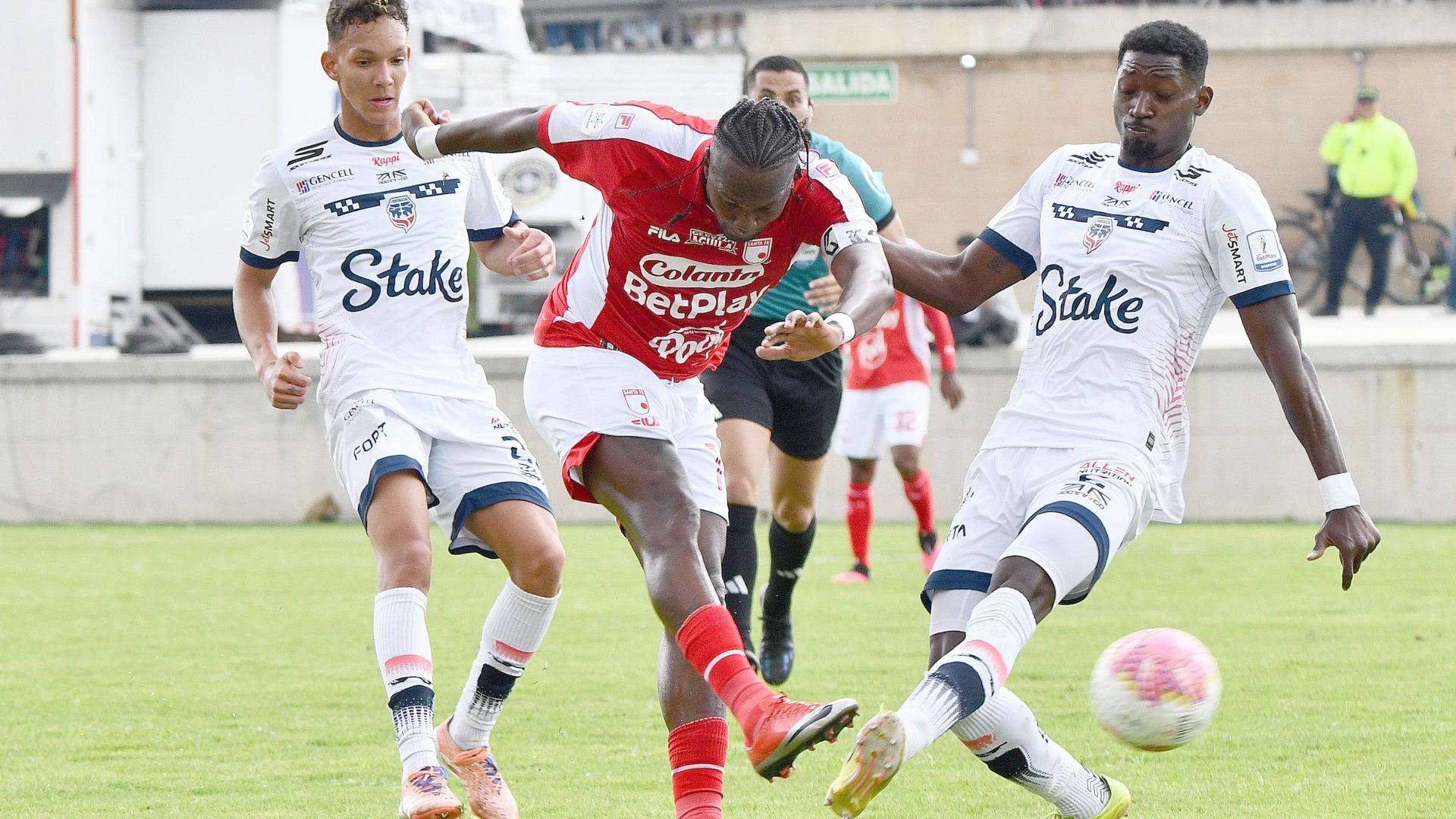 ⚽ Gol de Fortaleza a Santa Fe desató discusión entre jugadores - VizzorImage