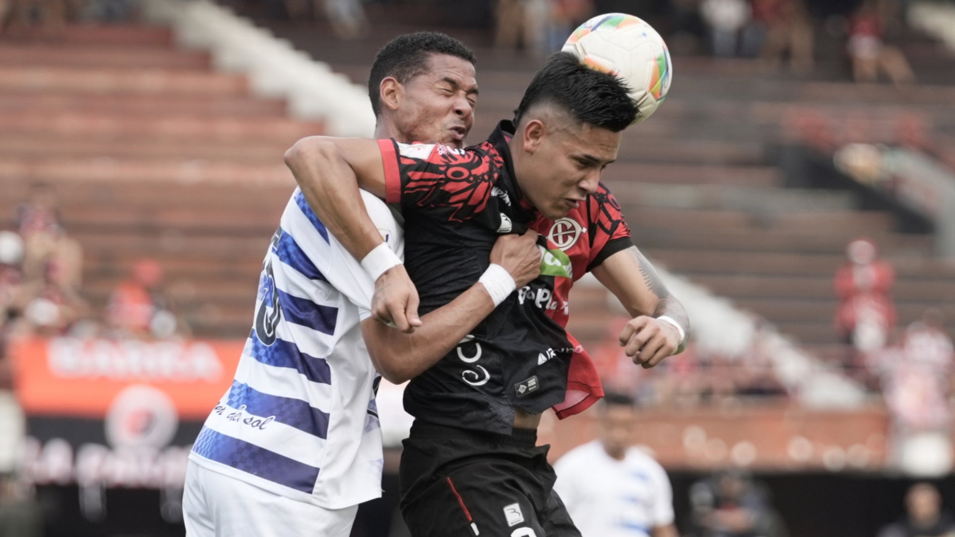Peralta buscó marcar gol de chilena para Cúcuta ante Boyacá Chicó - VizzorImage