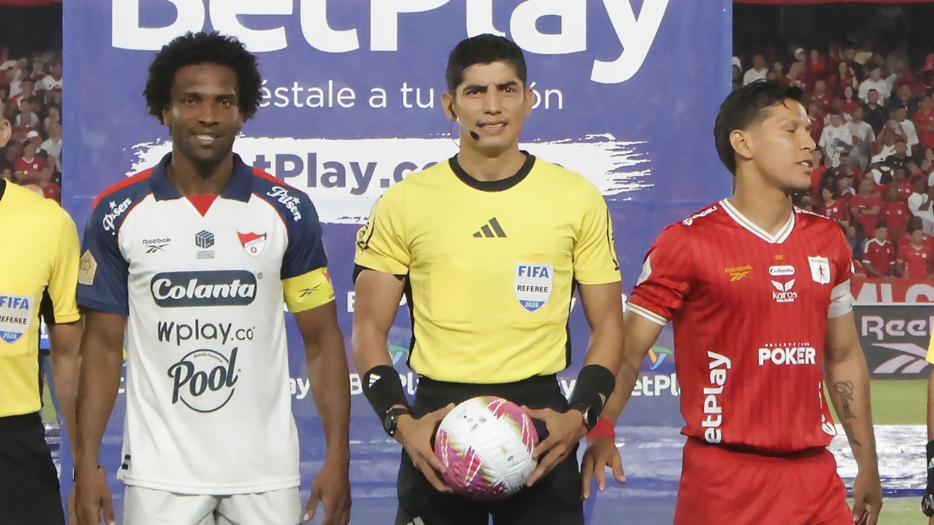 América de Cali no pateó penal ante Medellín tras revisión VAR - VizzorImage